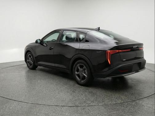 Aurora Black Pearl 2025 Kia K4 LXS
