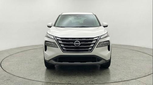 Everest White Pearl Tricoat 2025 Nissan Rogue SV
