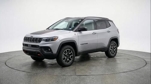 Silver Zynith Metallic Clearcoat 2025 Jeep Compass Trailhawk