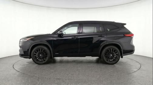 Midnight Black Metallic 2025 Toyota Highlander LE
