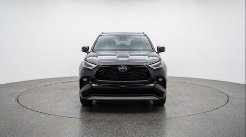 Midnight Black Metallic 2025 Toyota Highlander LE