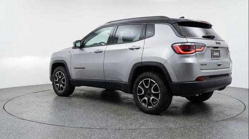 Silver Zynith Metallic Clearcoat 2025 Jeep Compass Trailhawk