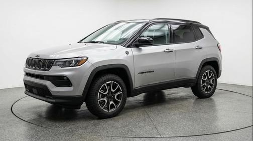 Silver Zynith Metallic Clearcoat 2025 Jeep Compass Trailhawk