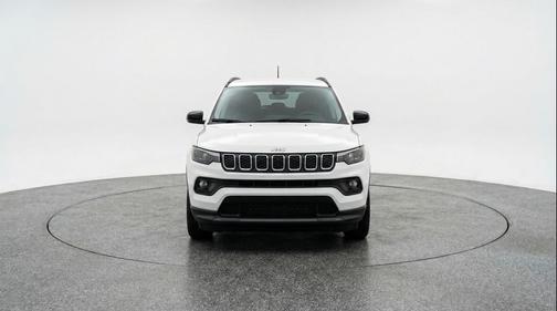 Bright White Clearcoat 2025 Jeep Compass Latitude