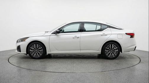 Glacier White 2025 Nissan Altima SV FWD