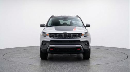 Silver Zynith Metallic Clearcoat 2025 Jeep Compass Trailhawk