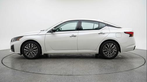 Glacier White 2025 Nissan Altima SV FWD