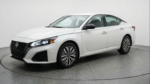 Glacier White 2025 Nissan Altima SV FWD