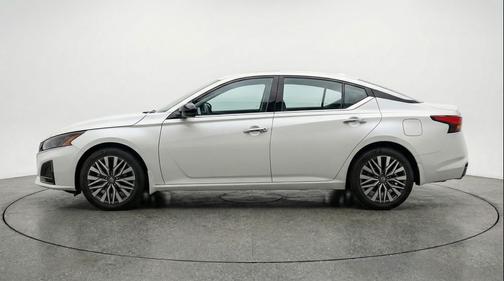 Glacier White 2025 Nissan Altima SV FWD