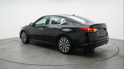 Super Black 2025 Nissan Altima SV FWD