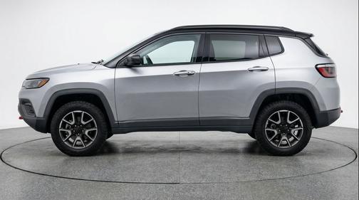 Silver Zynith Metallic Clearcoat 2025 Jeep Compass Trailhawk