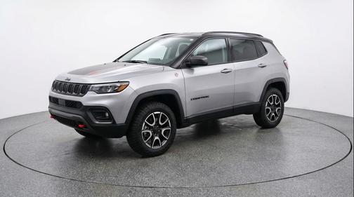 Silver Zynith Metallic Clearcoat 2025 Jeep Compass Trailhawk
