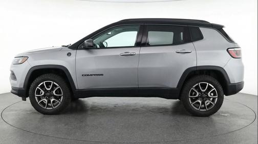 Silver Zynith Metallic Clearcoat 2025 Jeep Compass Trailhawk