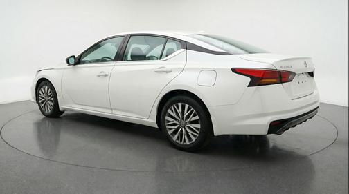 Glacier White 2025 Nissan Altima SV FWD