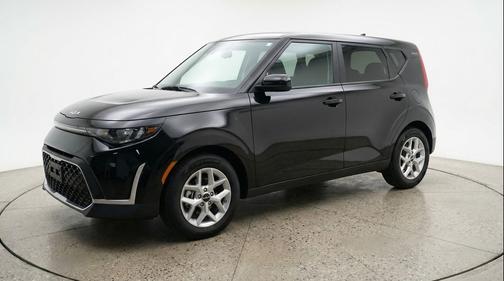 Fusion Black 2025 Kia Soul LX
