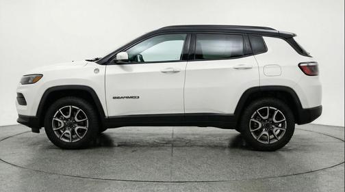 Bright White Clearcoat 2025 Jeep Compass Trailhawk