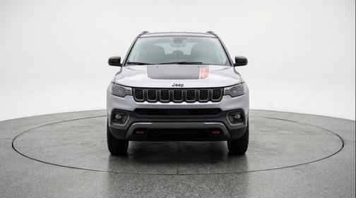 Silver Zynith Metallic Clearcoat 2025 Jeep Compass Trailhawk