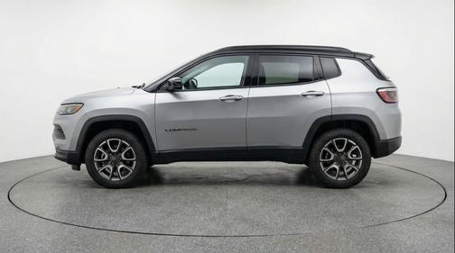 Silver Zynith Metallic Clearcoat 2025 Jeep Compass Trailhawk