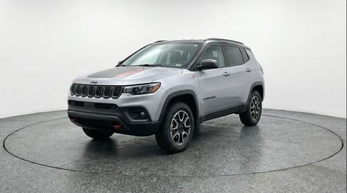 Silver Zynith Metallic Clearcoat 2025 Jeep Compass Trailhawk