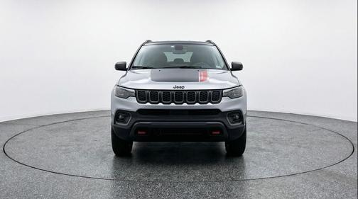 Silver Zynith Metallic Clearcoat 2025 Jeep Compass Trailhawk