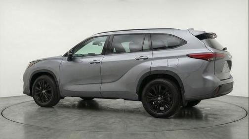 Magnetic Gray Metallic 2025 Toyota Highlander LE