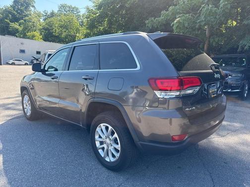 Granite Crystal Clearcoat Metallic 2021 Jeep Grand Cherokee Laredo E
