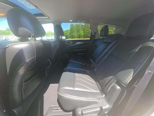 White 2017 INFINITI QX60 Base