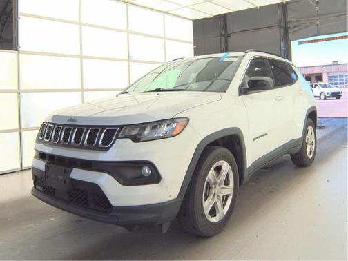 Bright White Clearcoat 2023 Jeep Compass Latitude