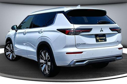 White 2025 Mitsubishi Outlander SEL