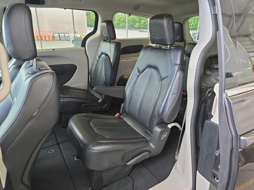 2023 Chrysler Pacifica Touring-L