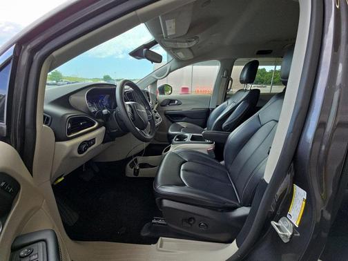 2023 Chrysler Pacifica Touring-L
