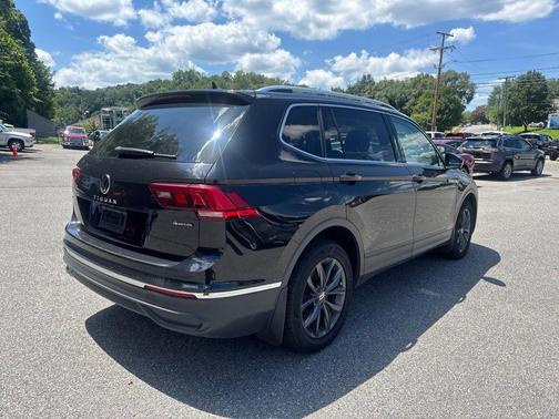 Deep Black Pearl Effect 2022 Volkswagen Tiguan 2.0T SE