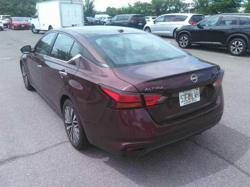 Garnet Pearl Me 2024 Nissan Altima 2.5 SV