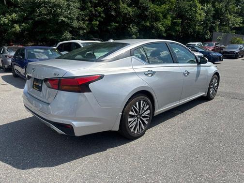 Brilliant Silver Metallic 2024 Nissan Altima 2.5 SV