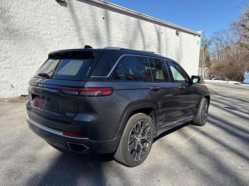 2022 Jeep Grand Cherokee Summit