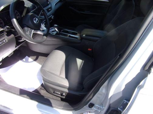 Brilliant Silver Metallic 2023 Nissan Altima 2.5 SV