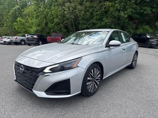 Brilliant Silver Metallic 2023 Nissan Altima 2.5 SV