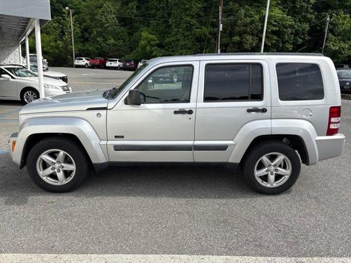 Silver 2009 Jeep Liberty Sport