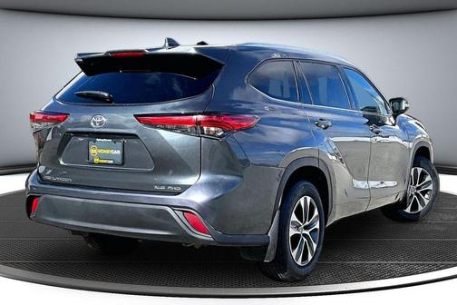 Magnetic Gray Metallic 2021 Toyota Highlander XLE