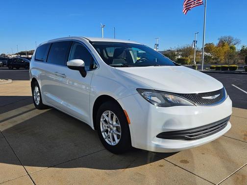 2020 Chrysler Voyager LX
