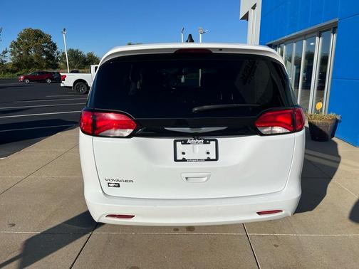 2022 Chrysler Voyager LX