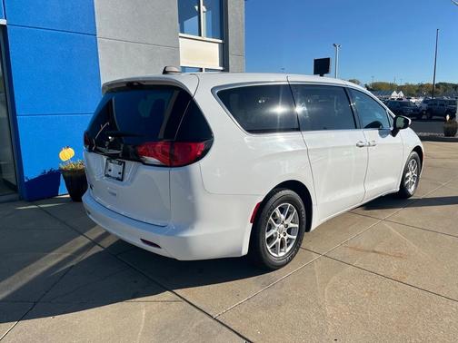 2022 Chrysler Voyager LX
