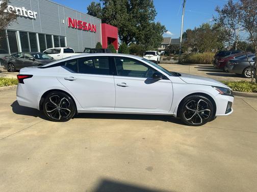2025 Nissan Altima SR FWD