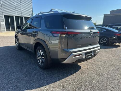 2025 Nissan Pathfinder SL FWD