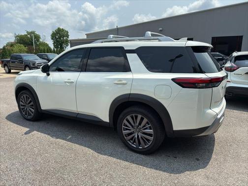 2023 Nissan Pathfinder SL 4WD