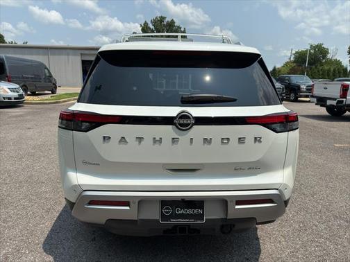 2023 Nissan Pathfinder SL 4WD