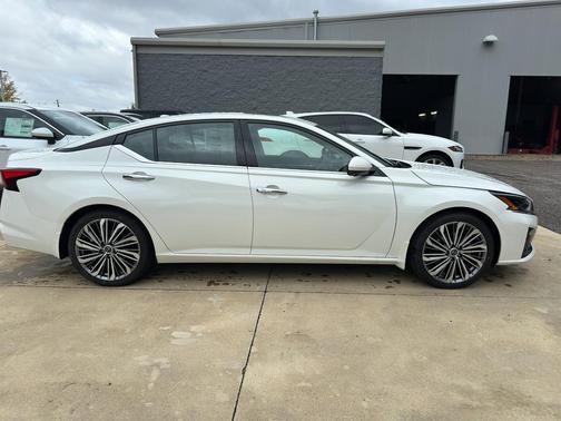 2025 Nissan Altima SL FWD