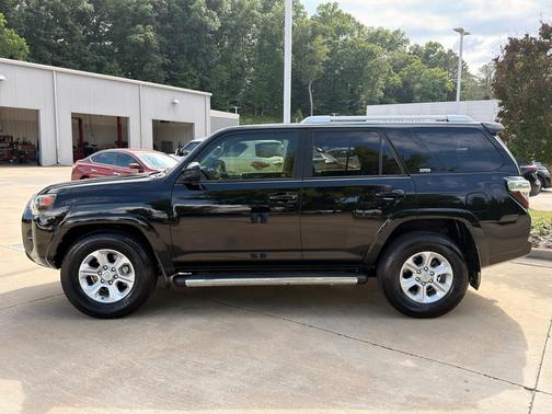 Midnight Black Metallic 2016 Toyota 4Runner SR5