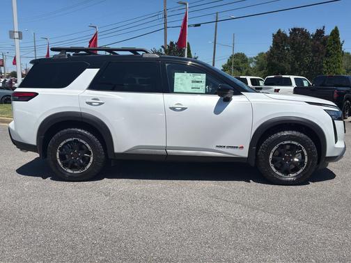 Everest White Pearl Tricoat/Super Black 2026 Nissan Pathfinder Rock Creek