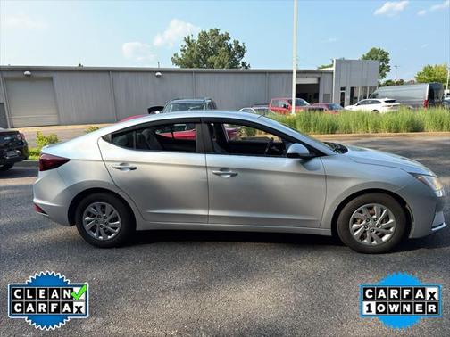 2019 Hyundai ELANTRA SE